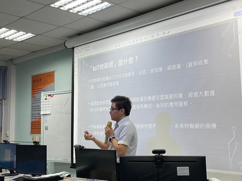 鼓山高中楊茂青老師說明智慧物聯網的實務應用案例