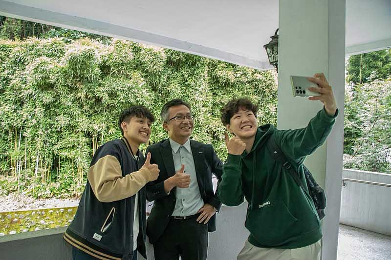 北一女中校長陳智源（中）與世新女籃宋瑞蓁（左）、蔡佑蓮（右）相見歡。（世新大學提供）