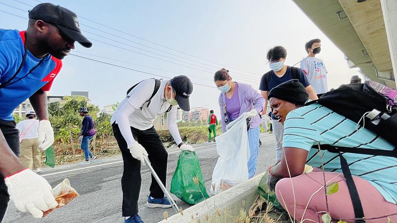 長榮大學學生於社區台鐵橋下撿拾垃圾