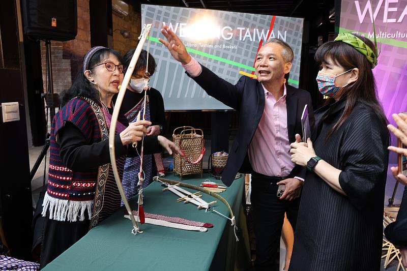 工藝家彭玉鳳（左）為文化部次長李靜慧（右）、國立臺灣工藝研究發展中心主任張仁吉（中）介紹弓織技法，並說明其主要用來製作背簍的揹帶、頭帶與肩帶，或是女人織布時使用的腰部帶，以及男人佩掛獵刀的腰帶等織品。