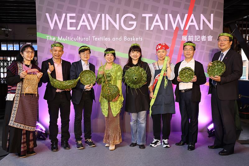 （左起）工藝家彭玉鳳、國立臺灣工藝研究發展中心主任張仁吉、財團法人客家公共傳播基金會經理施懿倫、工藝家馬月娥、文化部次長李靜慧、工藝家黃玉蓉、臺灣工藝發展協會理事長劉武、臺灣歐洲聯盟中心執行長鄭家慶手持工藝品合影，共同預祝5月8日至14日的2023倫敦工藝週‧臺灣館順利開展。