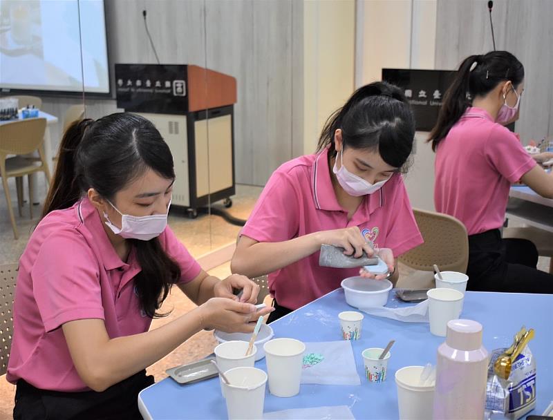 團員體驗香氛製作
