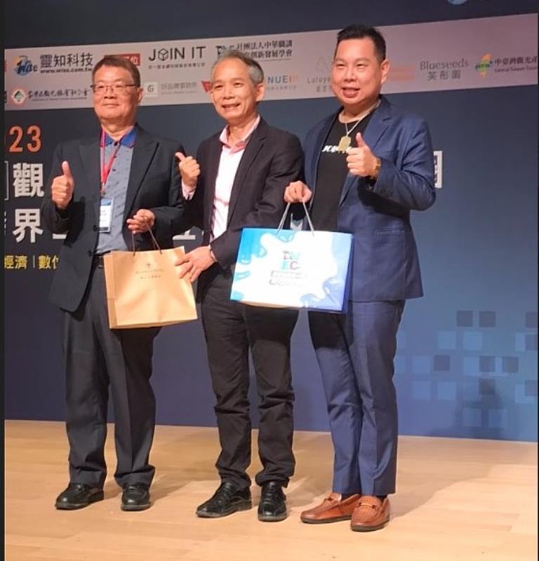 文化部國立臺灣工藝研究發展中心主任張仁吉(圖中)特蒞臨分享「綠工藝之社會價值與自然循環當代思維」。(照片來源:在一起永續科技股份有限公司提供)
