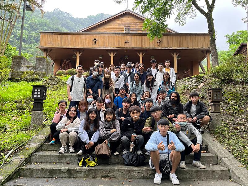 東華觀光暨休閒遊憩學系參訪師生於林田山林業文化園區大合照。