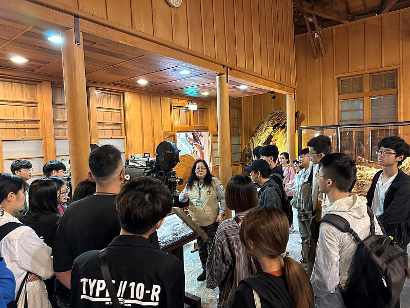 林務局及林田山林業文化園區導覽員為參訪師生介紹臺灣林業發展脈絡,以及如何將日式檜木建築群及空間進行觀光再利用。