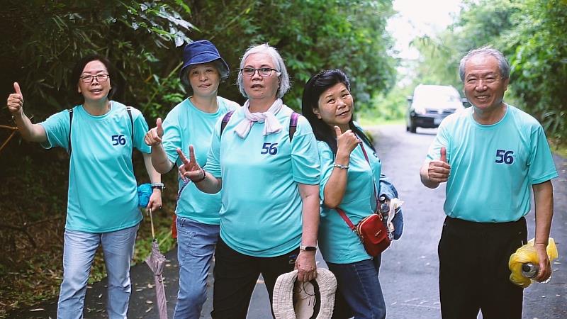 樂齡大學學員在黃振紅學務長（右一）帶領下，沿著校園周邊馬路競走。