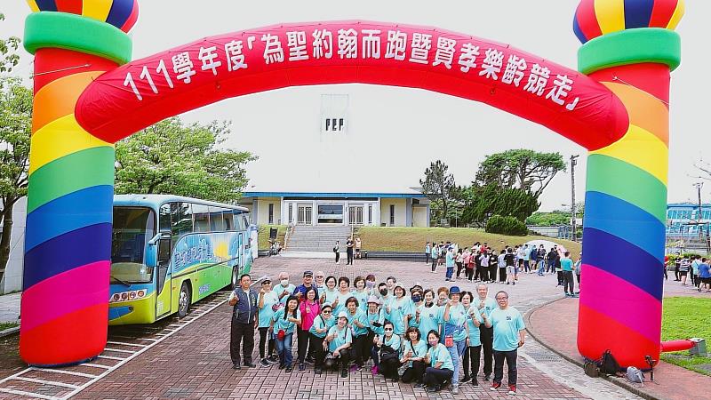 在葉振昌里長（左一）帶領下，近30位賢孝里里民一起參與競走活動。