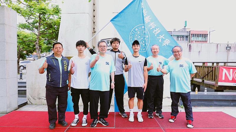 張文宇校長（左三）授旗給聖約翰運動代表隊選手，期許他們為校爭光。