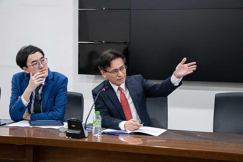 圖二：世新大學通識中心助理教授吳巨盟（右）與新聞系學生卓智傑（左）借鏡歐盟為台灣尋找新路