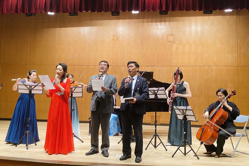 台灣耶魯室內樂團將高醫大校歌重新編曲成室內樂版本，現場由高雄醫學大學校院首長領唱校歌