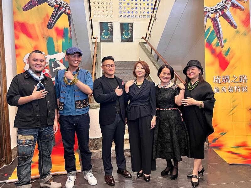 縣長周春米與工藝師施秀菊等人一起為開展走秀