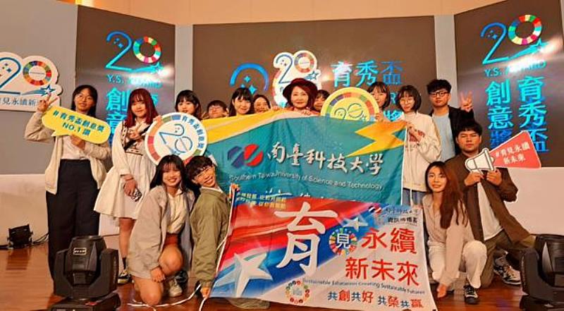 南臺科技大學資傳系11組創意團隊榮獲第 20 屆育秀盃創意獎動態影像類食農創作組-優選獎與十佳作獎，指導老師梁丹青與獲獎同學合影。
