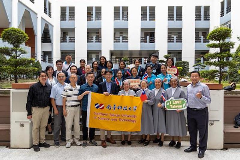 泰國高中代表團來台訪問南臺科技大學建立合作伙伴關係大合影。
