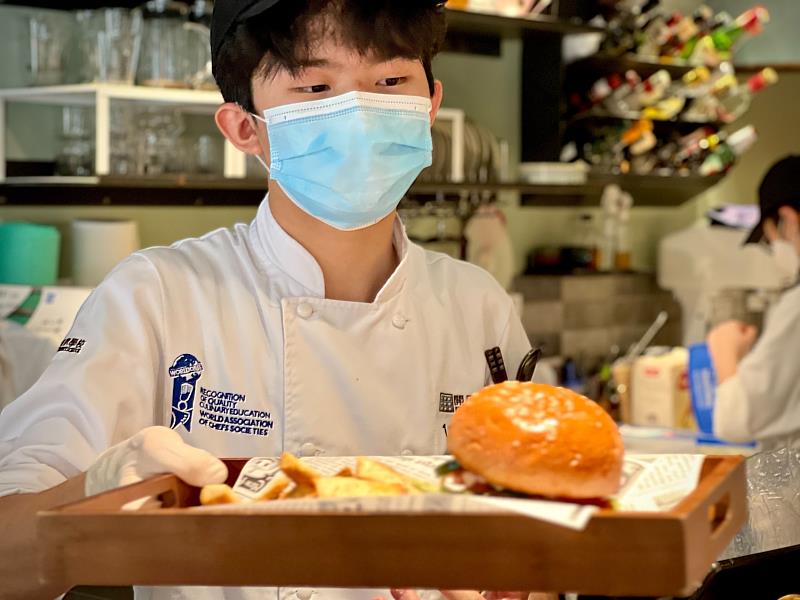 一日餐廳活動當日的內場實作與外場服務皆由學生分工完成。開平餐飲學校/提供