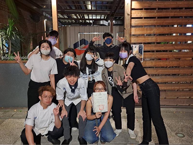 一日餐廳專案後團隊合影並給予支持店家感謝狀。開平餐飲學校/提供
