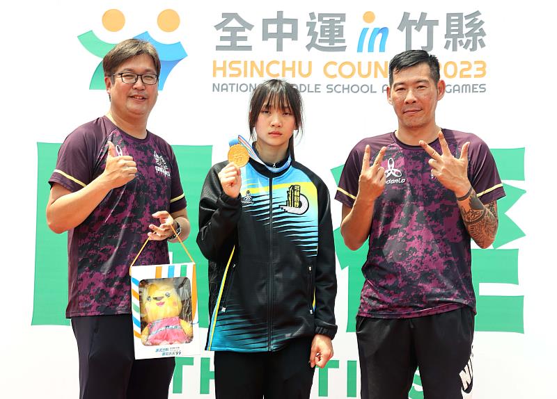 林沛萱和教練鍾彩榮（左）、陳鴻傑合影。執委會提供，林嘉欣／攝影。