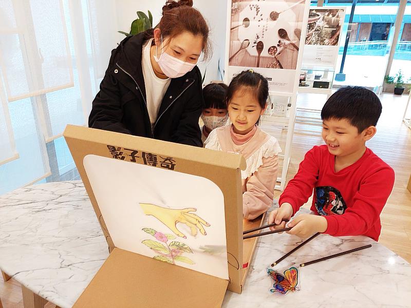 茶博館攜手「影子傳奇劇團」跨界合作，結合茶文化與皮影戲，聯手開發出全國首創的「茶影戲」