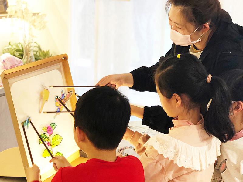 茶博館融合茶產業的內容與皮影戲的形式，打造出充滿原創精神的「茶影戲」