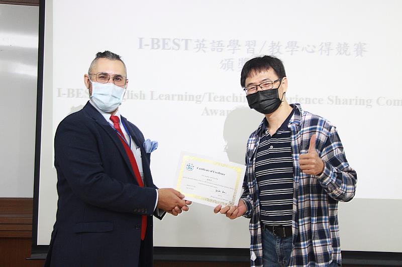 電機系老師楊俊哲(右)，也特別報名比賽與學生相互切磋，傳達翻轉教育學習的意念(照片來源：義守大學提供)。