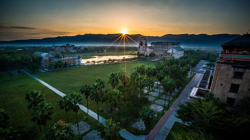 國立東華大學校園迎來晨曦。