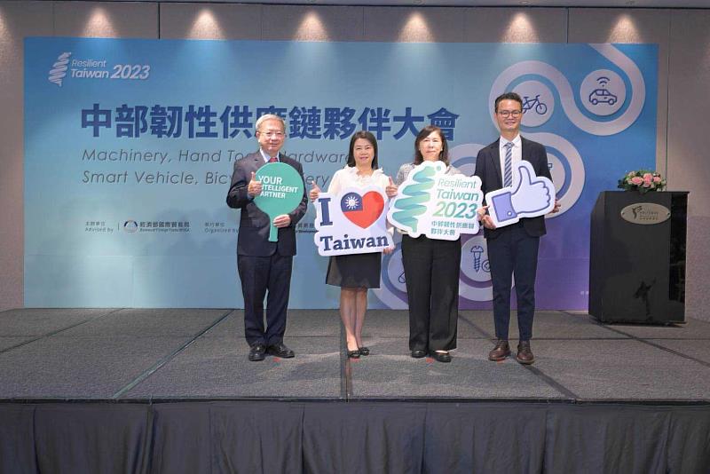 2.由外貿協會李惠玲副秘書長(右二)、精機中心周麗蓉協理(左二)、智動協會絲國一理事長(左一)及工具機公會黃瑞庭副秘書長(右一)為本年一系列採購大會揭開序幕。(貿協提供)