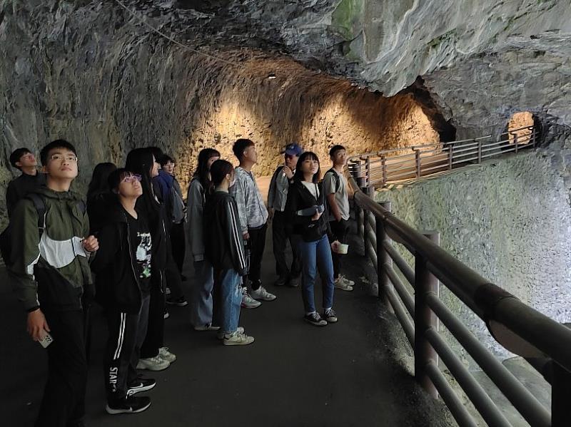 觀遊系同學參訪太魯閣國家公園九曲洞步道。