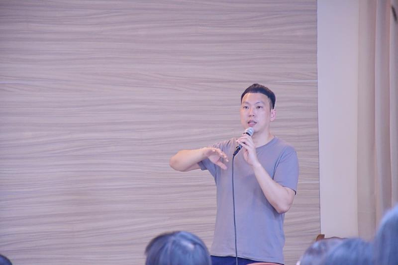 南華大學邀請故事工廠編導黃彥霖蒞校演講，以「說一個會發光的故事」之主題分享戲劇創作。