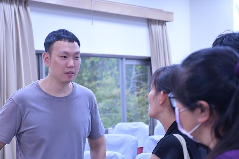 南華大學邀請故事工廠編導黃彥霖蒞南華大學演講，現場聽講師生於會後與講者交流互動。