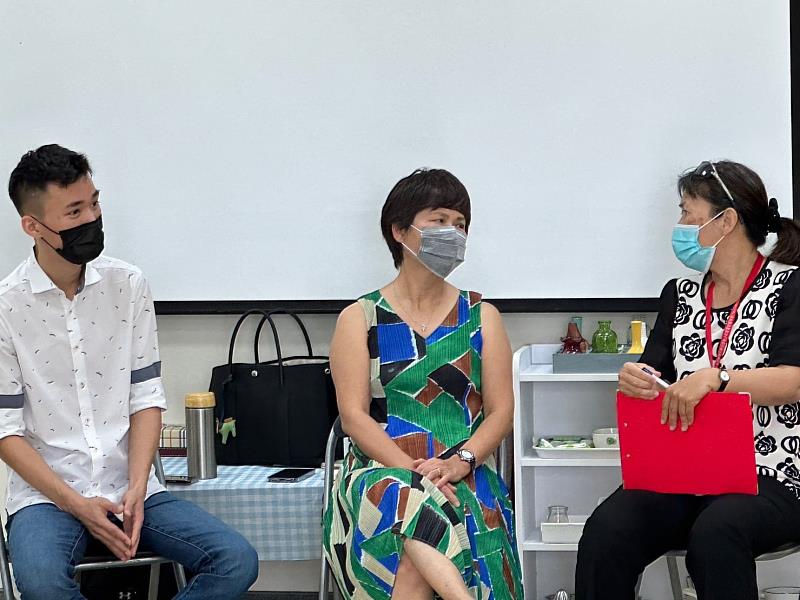 (左起)李峻成營運長、謝富雀園長、幼保系馮瑜婷老師分享幼兒園營運經驗