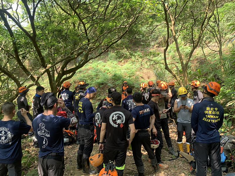 新北市政府消防局於112年4月28至29日假瑞芳區劍龍稜辦理2天1夜山域搜救基礎訓練，有感於劍龍稜山區係事故發生熱區，故加強此地之演練及訓練。內容包含前進指揮所架設、搜索航跡追蹤、困難地形搬運、省力系統拖吊搬運、山區地形穿越技巧、搜索追蹤技巧、地圖判讀、GPS定位、搜救航跡紀錄及搜救結報。