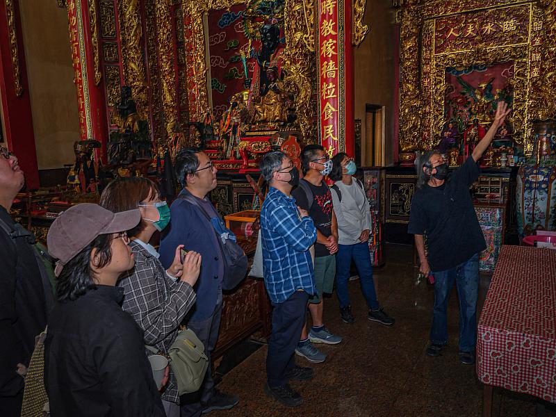 洪根深老師帶藝術家認識鼎灣社區與開帝殿歷史