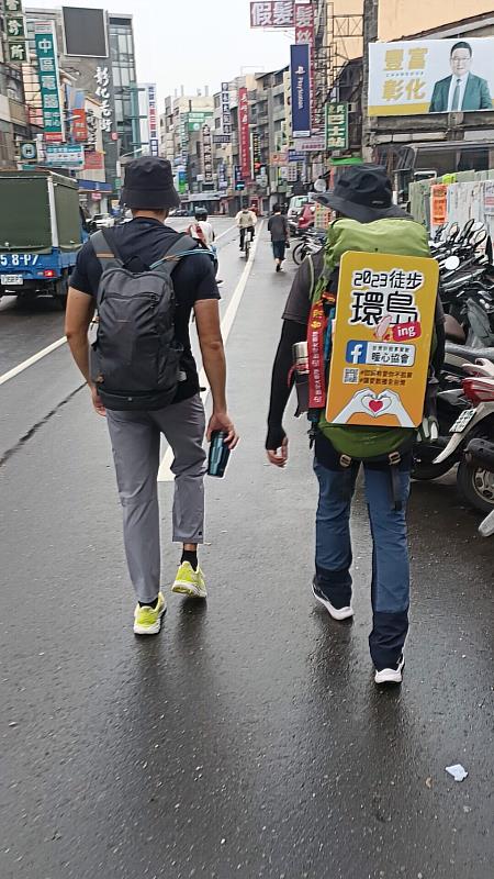 圖三＿斜槓猛男司機王國春（圖左）參加台灣計程車駕駛暖心協會徒步環島活動，與協會秘書長李永漢（圖右）陪走4天，除了響應活動主旨「讓愛散播全台灣」之外，也期待透過自己的努力和行動，為社會帶來更多的正能量，讓民眾感受到計程車司機的熱情與責任。