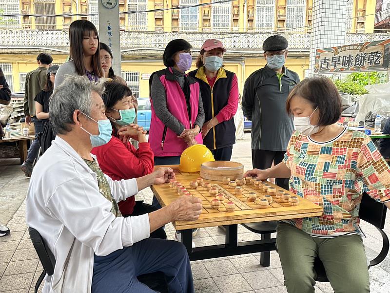 郭佩奇老師【冷靜！一起去活動中心棋馬打仗吧！】作品