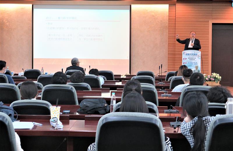 4.南臺科技大學特邀國家教育研究院林崇熙院長蒞臨擔任通識大師講座,以「協力自造大學只是生命成長的一種機會」為題,與師生進行分享與互動。