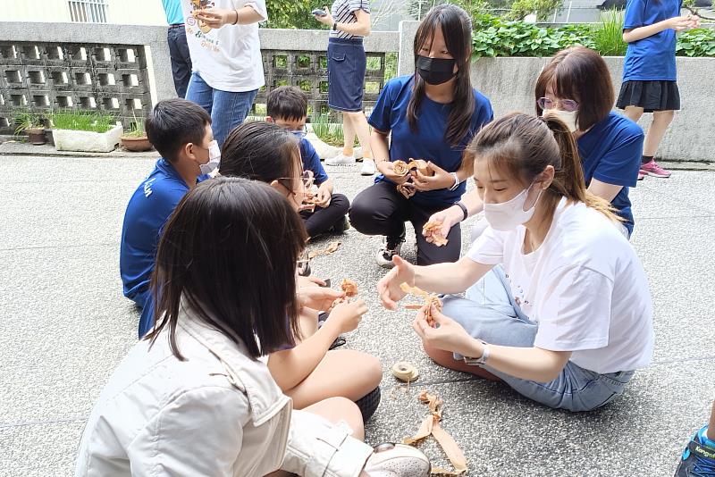 學童DIY木玫瑰