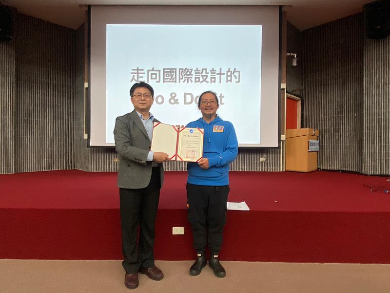 海大人文社會學院蕭聰淵院長頒贈感謝狀給林飛比創辦人