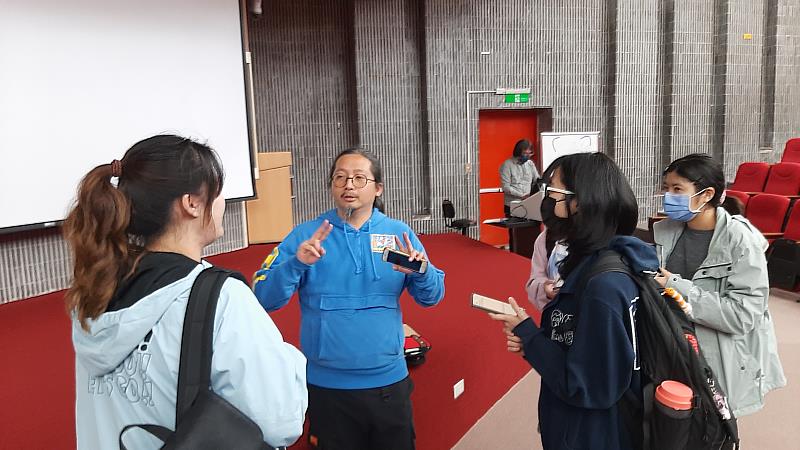 會後學子們踴躍向林飛比創辦人請益國際設計與品牌行銷問題