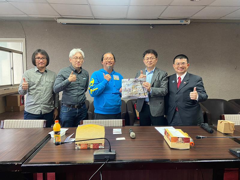 海大教師與林飛比創辦人交流互動