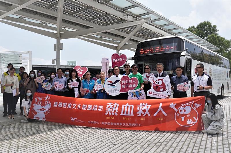 圖2 客家委員會客家文化發展中心與新竹捐血中心在臺灣客家文化館好客行尞前廣場舉辦一日捐血活動，讓民眾賞桐捐血共下來尞