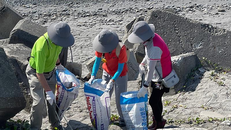 守護乾淨家園！環保局號召水環境巡守隊、荒野保護協會台東分會淨灘 清出151公斤海廢