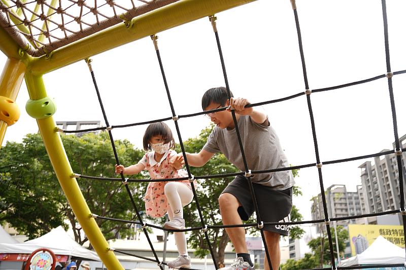 家長陪同引導孩子如何攀爬