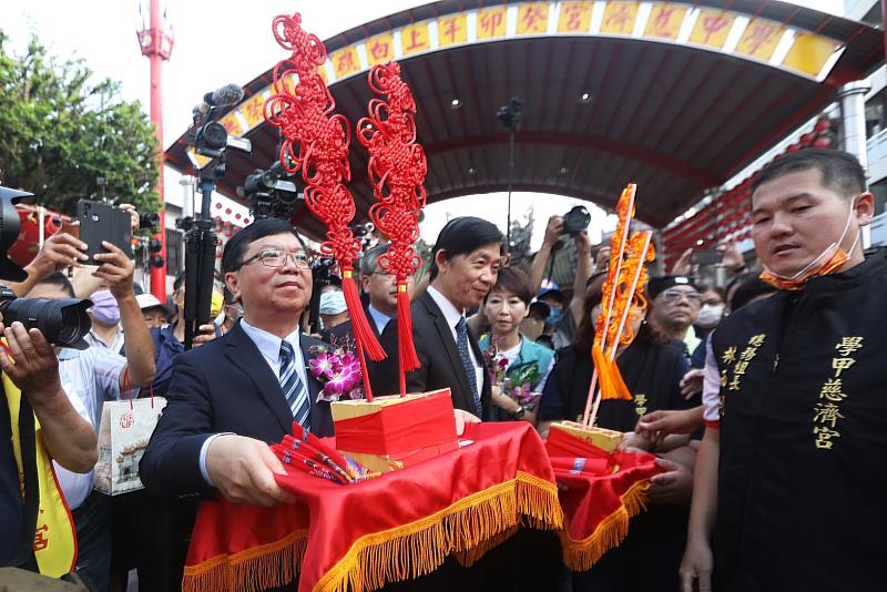文化部常務次長李連權(左)與臺南市副市長葉澤山(中)於上白礁祭典獻蜈蚣花