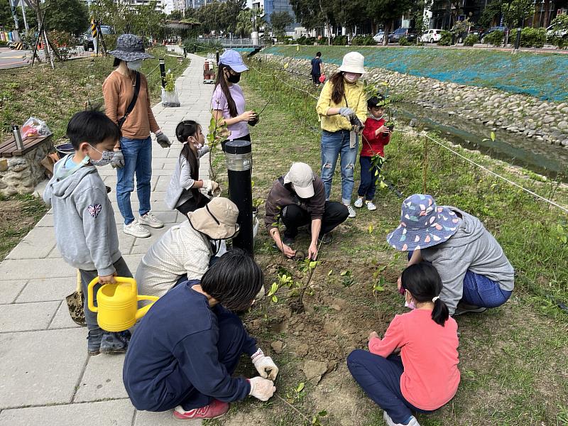 「相遇・連結｜大家的東興圳」社區營造相關活動即將開始報名，圖為過去活動。