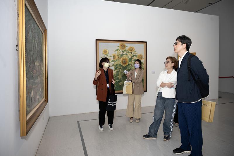 文化部政務次長王時思（右2）由策展人黃舒屏陪同（左1）觀展情形