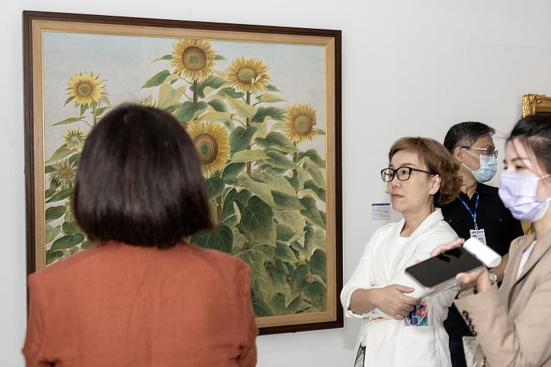 文化部政務次長王時思（中）由策展人黃舒屏陪同（左1）觀展情形