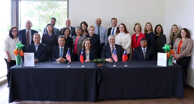 輔仁大學管理學院與美國德克薩斯大學達拉斯分校（The University of Texas at Dallas，UTD）管理學院簽署4+1橋梁學程計畫後合影。前排左起：輔大管理學院副院長黃孝雲、輔大管理學院院長李建裕、UTD學術 副校長Dr. Inga H Musselman、UTD管理學院院長Dr. Hassan Pirkul、UTD 管理學院 副院長 Dr. Varghese Jacob；站立第一排：輔大傑出校友ECLAT基金會詹益明 (左二)、輔大傑出校友ECLAT基金會陳景華 (左五)