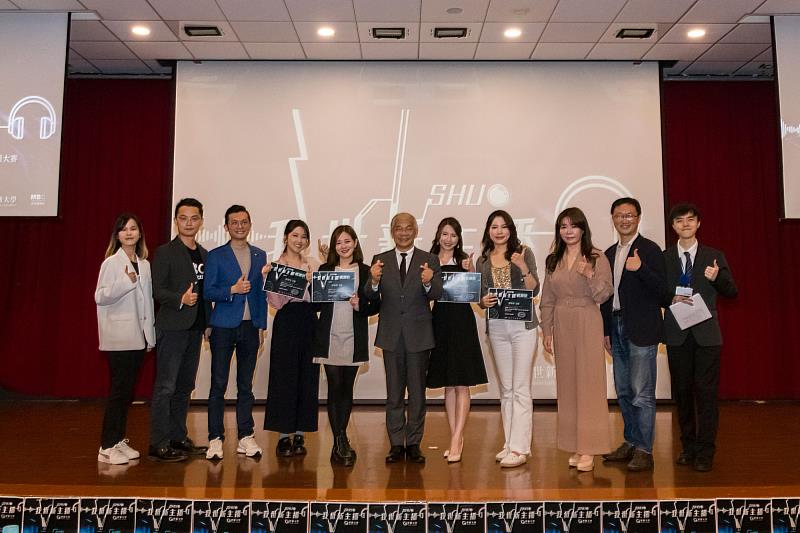 世新大學校長陳清河（左六）感謝主持播報社、決賽評審與贊助企業合力辦好活動