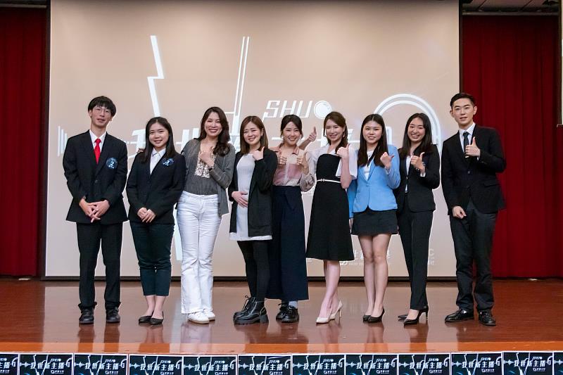 「我世新主播」決賽評審與大專院校組前五名學生合影