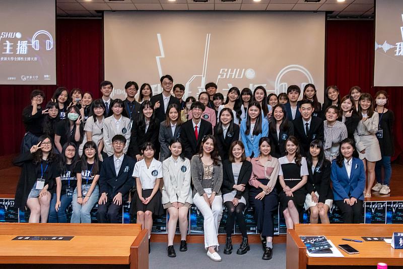 2023第四屆世新大學全國主播大賽「我世新主播」決賽選手、評審與主辦團隊合影