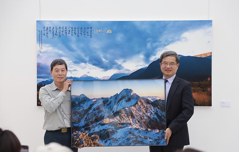 游登良攝影作品「玉山瑞雪」攝影系列作品，使用在凱達格蘭酒業有限公司「醇逸–單一麥芽威士忌」的酒標設計上，結合書藝大師林章湖的墨寶以及策展人游明龍的設計。游登良現場致贈「玉山瑞雪」予高科大典藏，由高科大校長楊慶煜代表受贈。凱達格蘭酒業有限公司「醇逸–單一麥芽威士忌」獲得今(2023)年美國舊金山世界烈酒競賽金獎。(飲酒過量，有害健康)